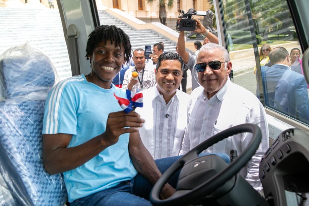 La atleta dominicana agradeció al presidente Luis Abinader, por hacer realidad la entrega del vehículo que había solicitado para apoyar las labores de su fundación y facilitar el traslado de los atletas a sus entrenamientos