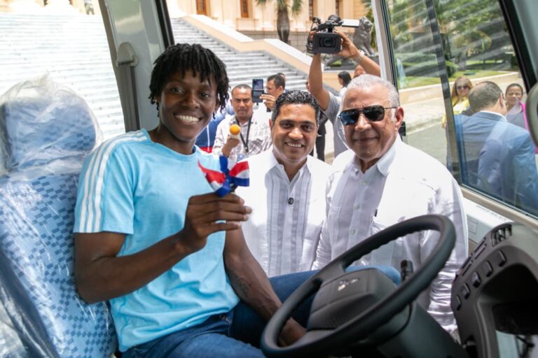 La atleta dominicana agradeció al presidente Luis Abinader, por hacer realidad la entrega del vehículo que había solicitado para apoyar las labores de su fundación y facilitar el traslado de los atletas a sus entrenamientos