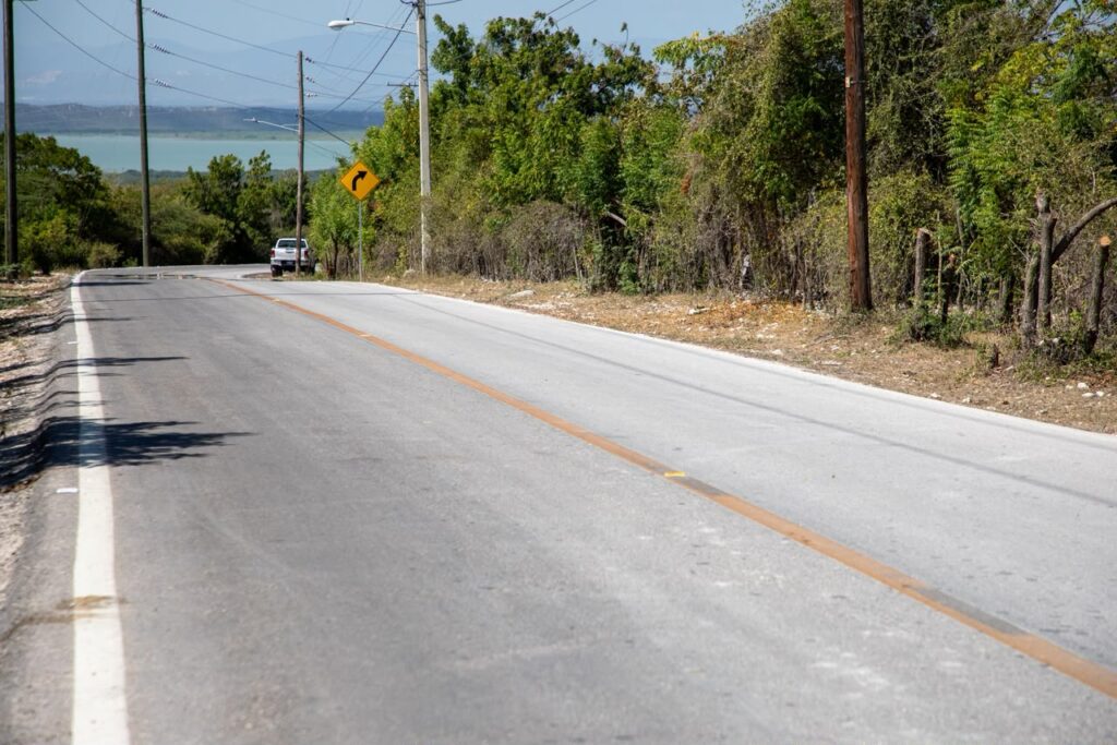 La obra rehabilita 20.6 kilómetros y, junto al tramo Polo–Enriquillo, conforma un corredor de aproximadamente 51.5 kilómetros que conecta comunidades del interior de Barahona con la costa y facilita el acceso hacia Pedernales y Cabo Rojo