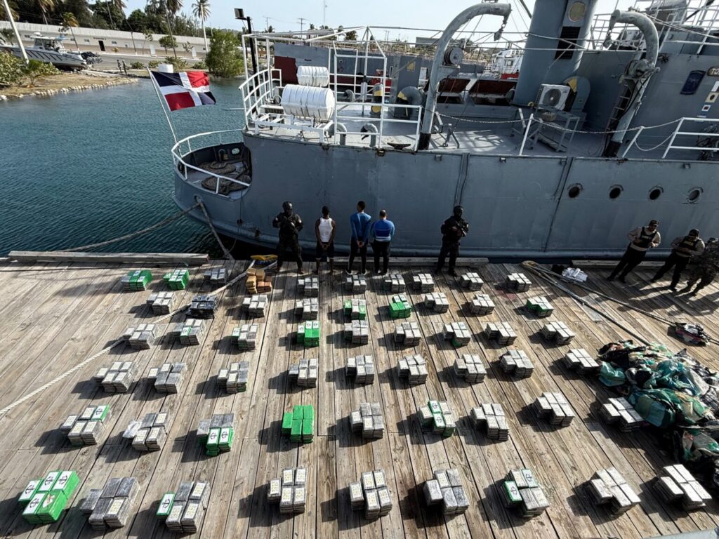 En la operación desplegada en las costas de la provincia Peravia se arrestaron a tres dominicanos y se ocuparon además 30 bloques de marihuana
