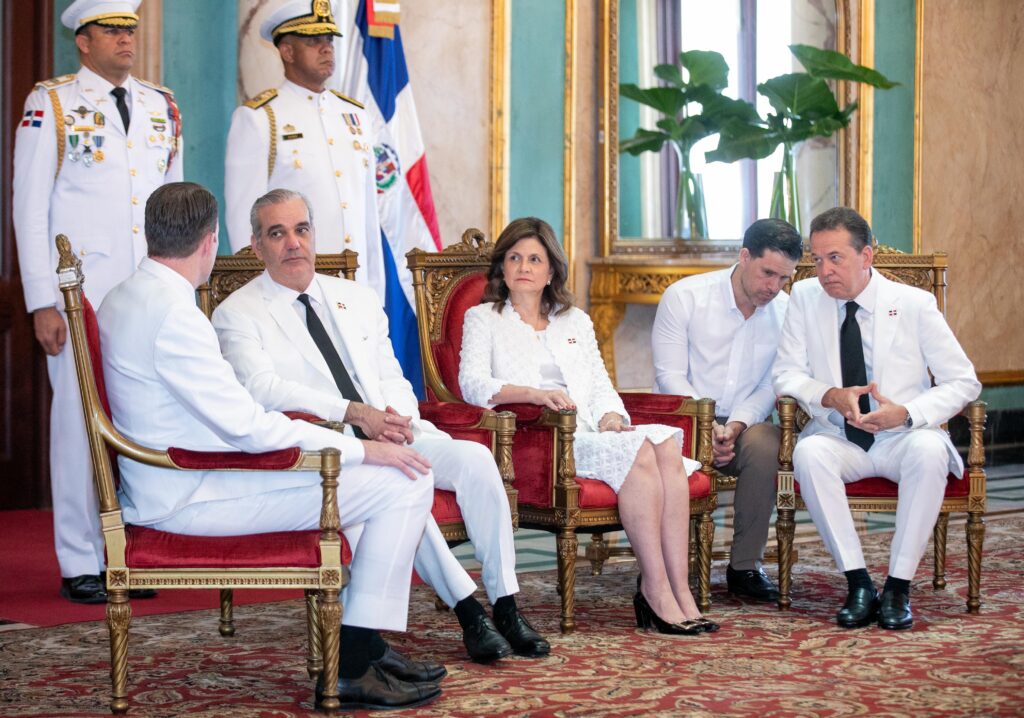 Los nuevos representantes diplomáticos cuentan con amplia experiencia en el servicio exterior, organismos internacionales y relaciones bilaterales, fortaleciendo los vínculos de cooperación de sus países con República Dominicana