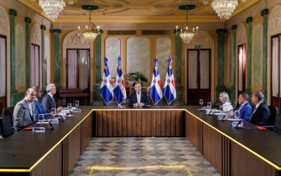 El presidente Luis Abinader y el ministro de Educación, Luis Miguel De Camps, detallan los avances en logística, infraestructura, apoyo social y transporte estudiantil durante la primera presentación de “La Agenda Semanal”