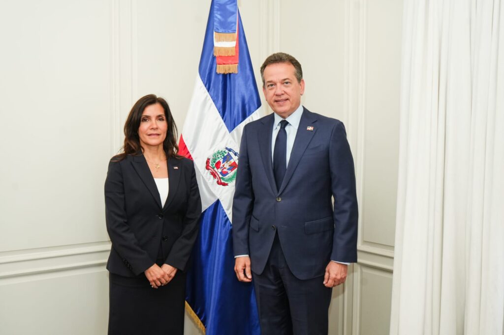 Ministro de Relaciones Exteriores, Víctor (Ito) Bisonó, junto a la embajadora de los Estados Unidos de América en el país, Leah Francis Campos.