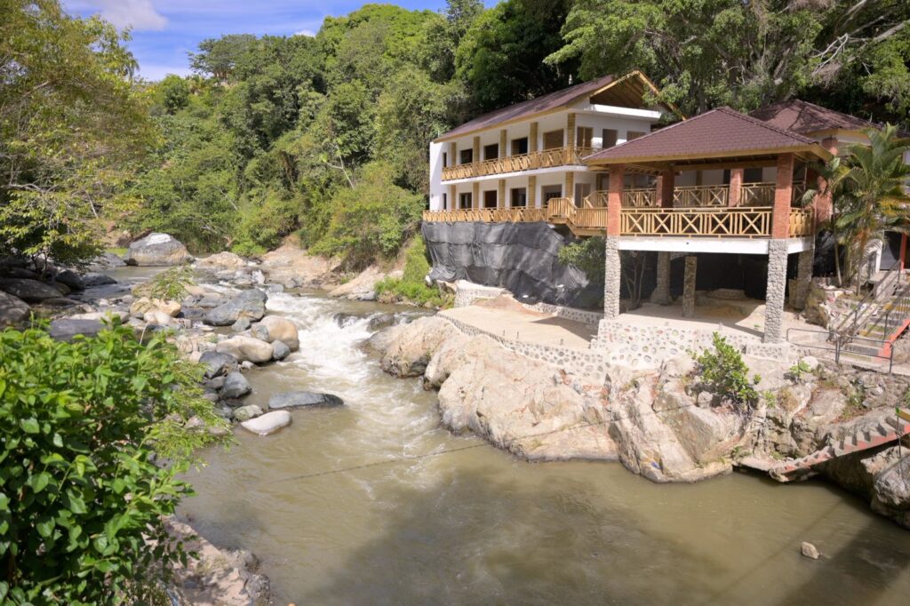 Las edificaciones están ubicadas prácticamente sobre la ribera del río Yaque del Norte; el entendimiento alcanzado durante el operativo será formalizado mediante un acuerdo entre el Ministerio y los representantes legales del propietario