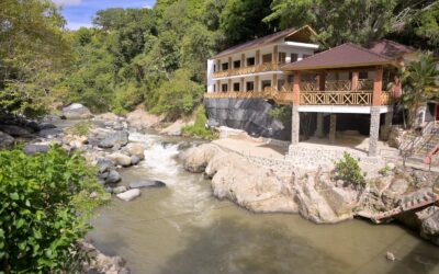 Las edificaciones están ubicadas prácticamente sobre la ribera del río Yaque del Norte; el entendimiento alcanzado durante el operativo será formalizado mediante un acuerdo entre el Ministerio y los representantes legales del propietario