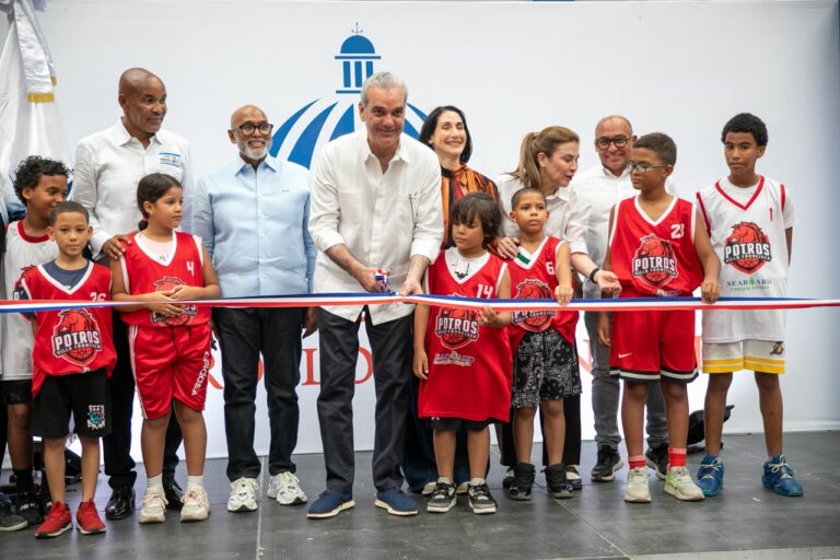 También entrega remozado el emblemático Club Deportivo y Cultural Villa Francisca devolviendo vida, esperanza y nuevas oportunidades a los jóvenes del sector capitalino