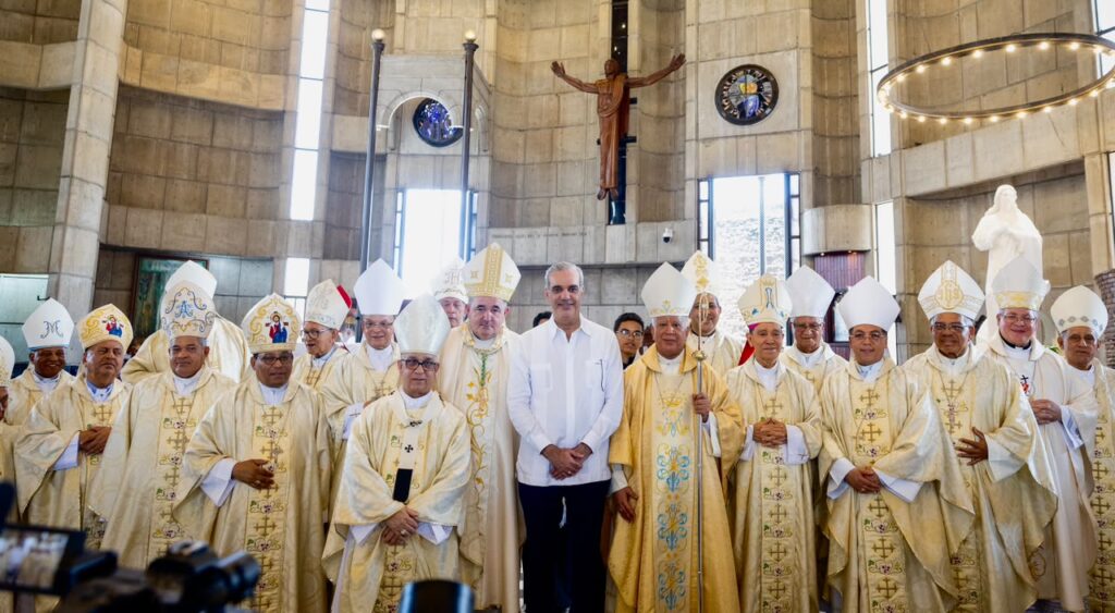 Nuncio Apostólico Piergiorgio Bertold agradece presencia del mandatario y su constante respaldo al servicio pastoral. Romero Cárdenas expresó sus deseos de trabajar por una iglesia cercana y abierta al diálogo y la colaboración, sin banderías políticas ni divisiones