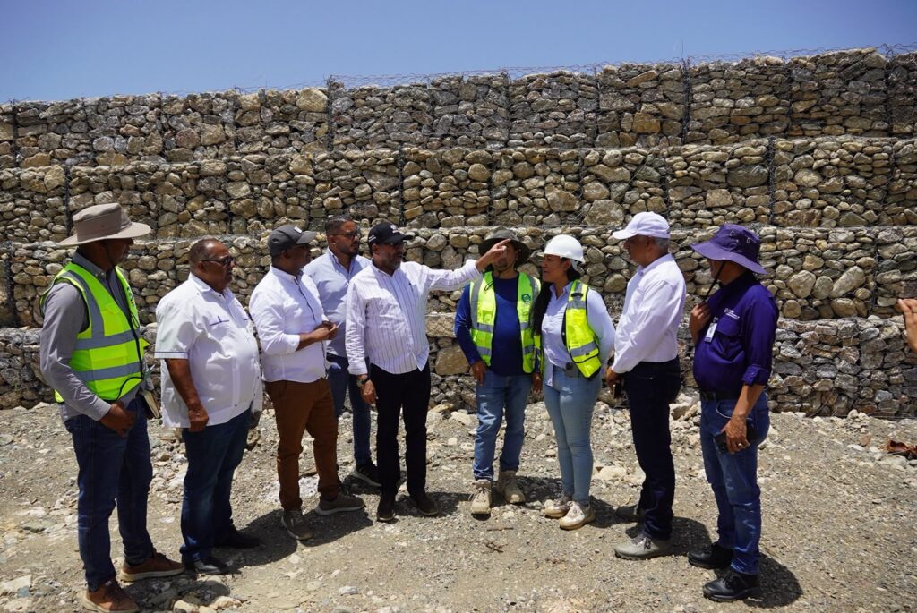 Olmedo Caba y técnicos del INDRHI supervisan muro de gaviones en Belloso, Puerto Plata.
