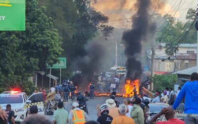Manifestantes incendiaron neumáticos y bloquearon la carretera Duarte para exigir la captura de Darlyn Zaza, señalado como responsable de atropellar mortalmente a la joven