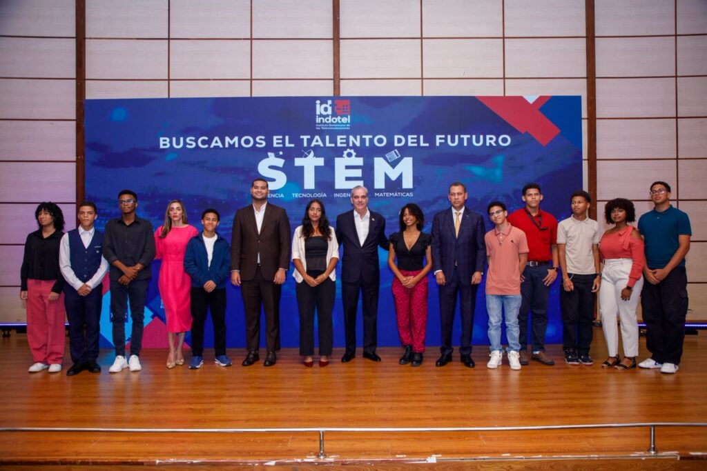 Los ganadores recibieron computadoras portátiles como reconocimiento a sus propuestas innovadoras para contribuir al desarrollo del país mediante las disciplinas STEM
