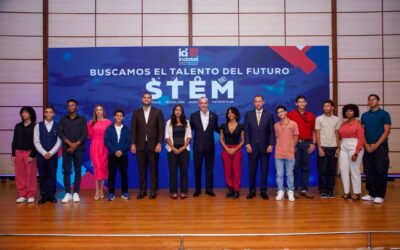 Los ganadores recibieron computadoras portátiles como reconocimiento a sus propuestas innovadoras para contribuir al desarrollo del país mediante las disciplinas STEM