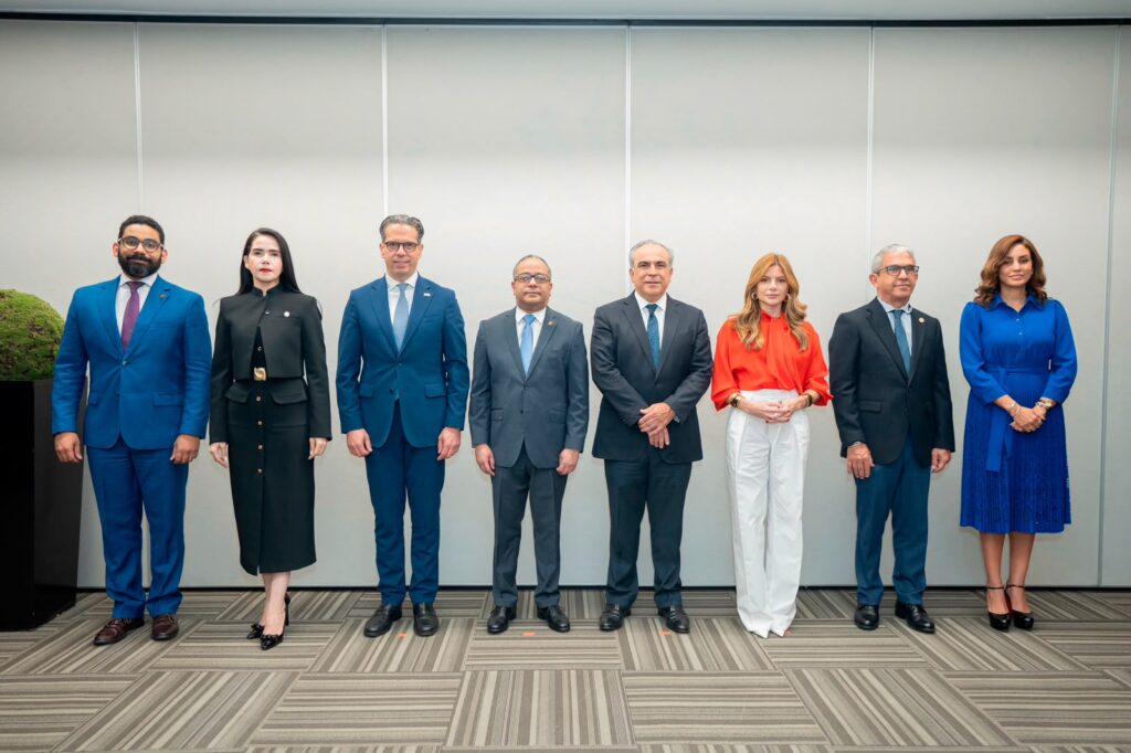 Magistrados del Tribunal Constitucional y representantes del sector empresarial analizaron el papel de la justicia constitucional en el fortalecimiento del Estado de derecho y la confianza para la inversión.