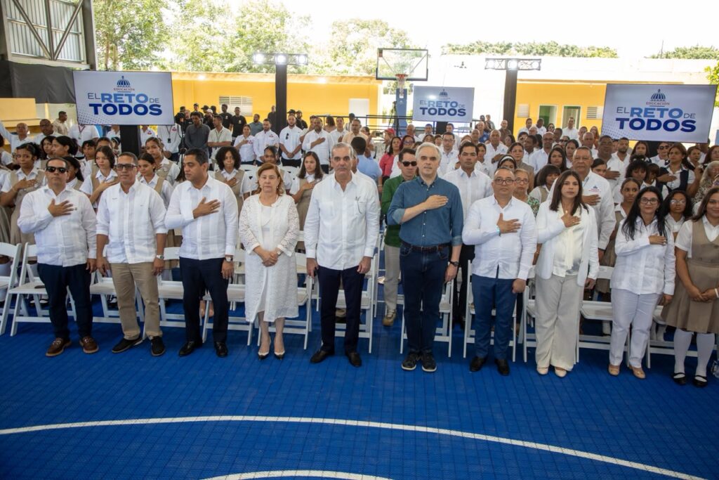 El ministro de Educación, Luis Miguel De Camps, destaca el respaldo del presidente Abinader al fortalecimiento del sistema educativo, informa que todo está listo para el inicio del año escolar 2026-2027 y garantiza el apoyo del Gobierno a la estudiante Carmela Núñez Tapia para representar al país en el Harvard Model United Nations 2027