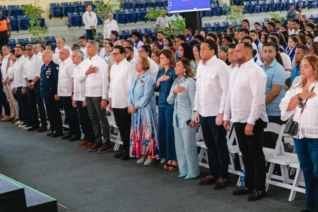La decimotercera graduación ordinaria reunió a participantes de 13 provincias que culminaron su formación técnico-profesional como parte de la estrategia de inclusión del Gobierno.