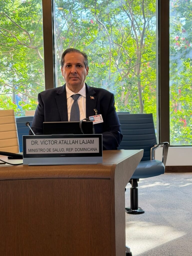 Víctor Atallah, ministro de Salud.