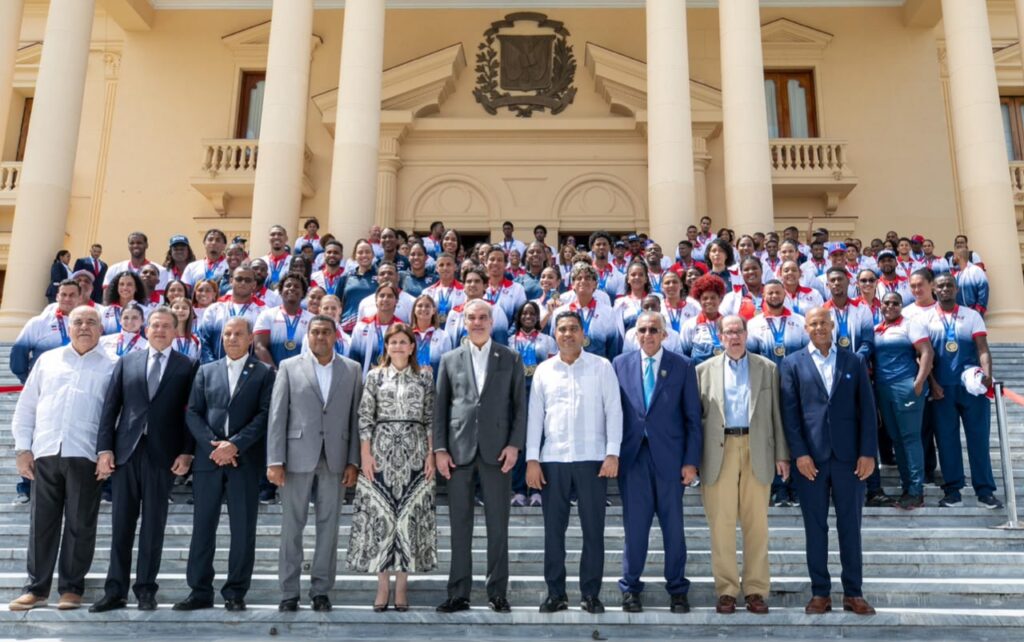 Destaca que la delegación dominicana logró la mejor actuación de su historia en los Juegos Centroamericanos y del Caribe, al establecer récord tanto en la cantidad de medallas de oro como en el total de preseas conquistadas, con una cosecha de 150 medallas