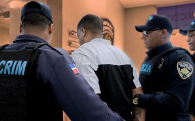 Durante el proceso investigativo han sido ocupadas varias armas de fuego y la motocicleta presuntamente utilizada en el hecho.