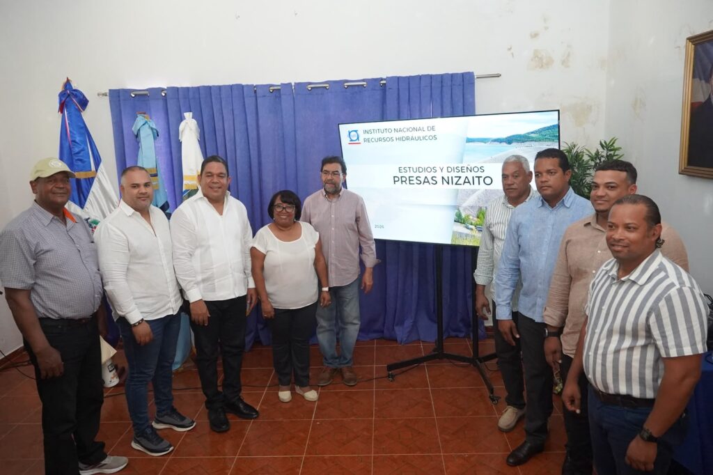 Autoridades provinciales y gubernamentales durante acto de inicio de estudios y diseños de Presa de Nizaíto