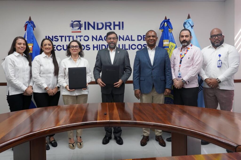 Autoridades del INDRHI y del IICA tras la firma de la carta de entendimiento para desarrollar un estudio técnico orientado a fortalecer la seguridad hídrica y la resiliencia climática en Pedernales.