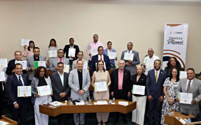 Autoridades de la UCSD e IDEICE junto a participantes en el diplomado