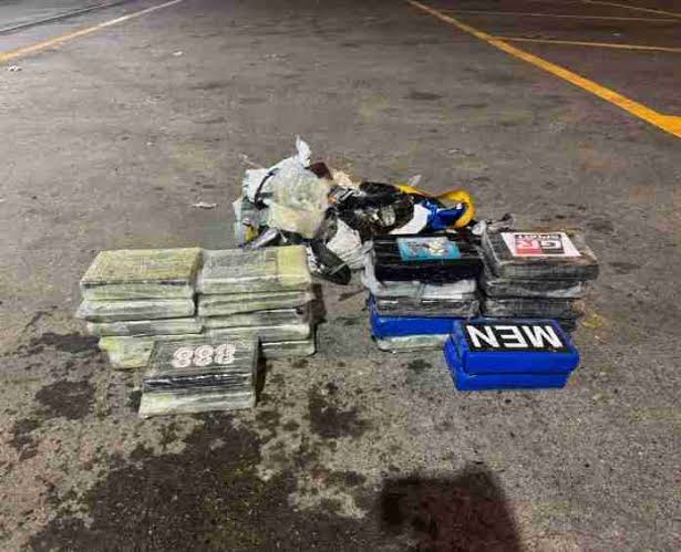 Las autoridades detectaron el alijo amarrado con sogas al lado de estribor de un buque antes de que zarpara hacia Puerto Rico