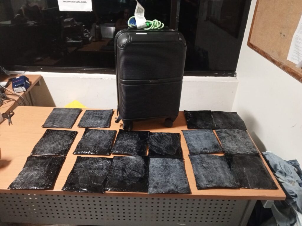 La DNCD y el Ministerio Público incautaron además en el equipaje de la viajera un envase plástico lleno de un líquido de presuntas sustancias narcóticas