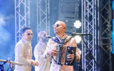 Entre ovaciones, nostalgia, audiovisuales y una aparición sorpresa de Fefita La Grande, y el maestro Ramón Orlando, el público santiaguero convirtió la primera noche en una gran fiesta de merengue