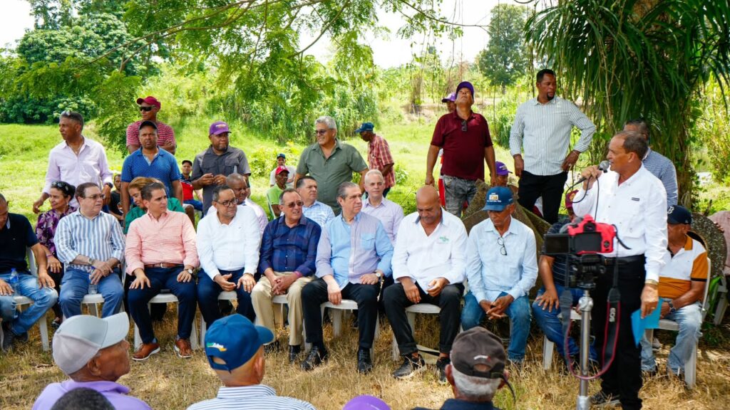 Francisco Javier García escucha a sectores productivos de La Vega