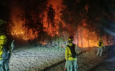 Los equipos trabajan en completar la línea de defensa pendiente y mantienen preparado un contrafuego, mientras la llovizna registrada en la zona favorece las labores de control