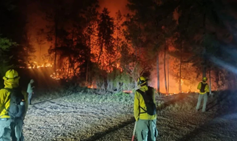 Los equipos trabajan en completar la línea de defensa pendiente y mantienen preparado un contrafuego, mientras la llovizna registrada en la zona favorece las labores de control