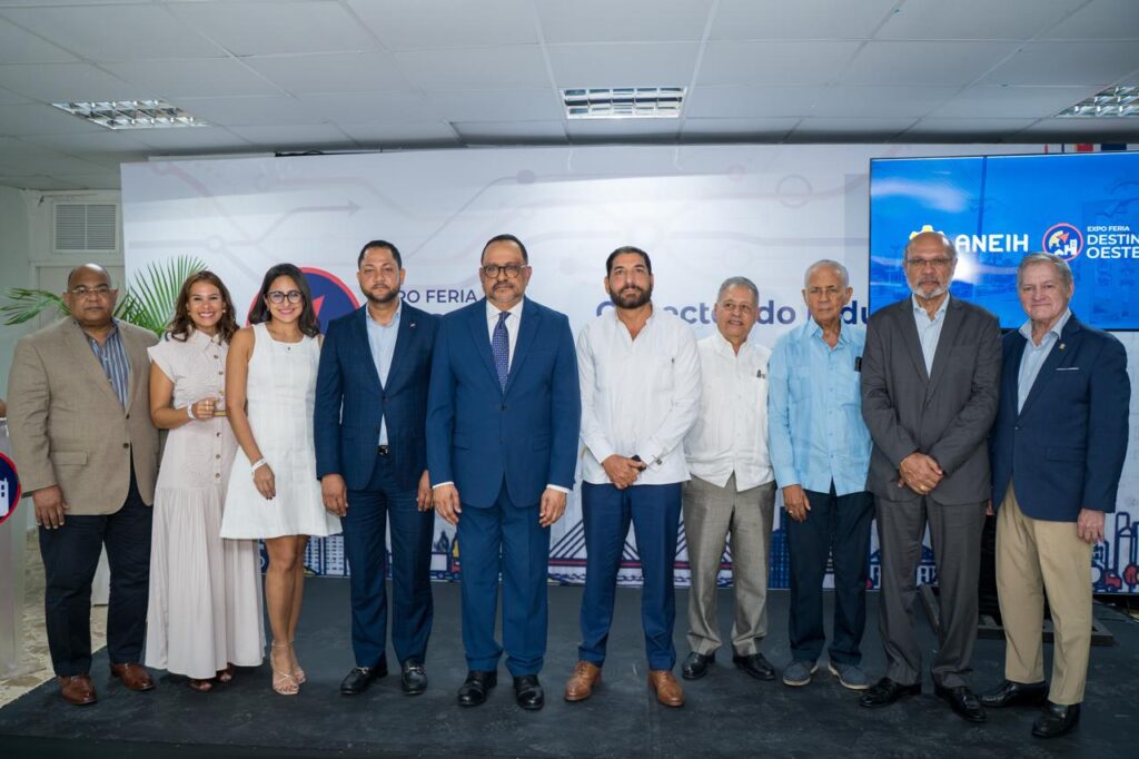 Junta directiva de ANEIH junto a Antonialo Peralta