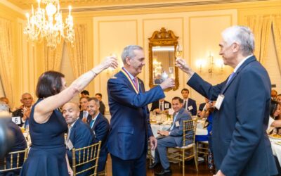 La organización destaca además, su compromiso con la defensa y el fortalecimiento de la democracia y su papel en la promoción de la cooperación regional; así como el progreso económico, democrático e institucional del país