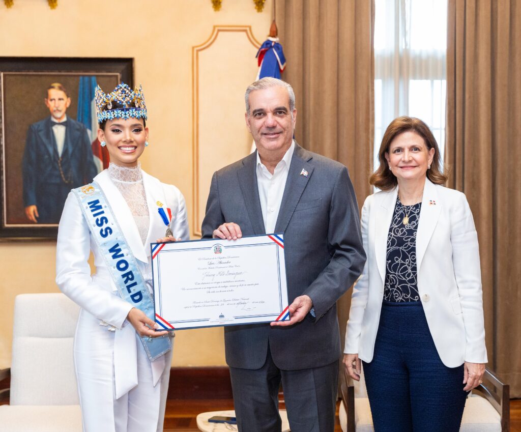 En reconocimiento a su trayectoria, civismo y fe en el país, el presidente Abinader otorgó a la reina de belleza la Medalla Presidencial al Mérito Civil, una distinción con la que se reconoce su dedicación y el orgullo que representa para la República Dominicana
