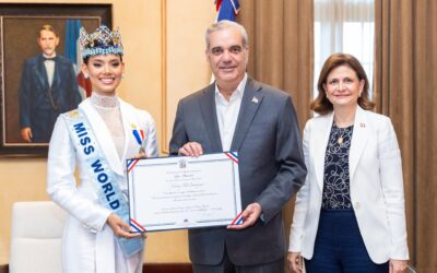 En reconocimiento a su trayectoria, civismo y fe en el país, el presidente Abinader otorgó a la reina de belleza la Medalla Presidencial al Mérito Civil, una distinción con la que se reconoce su dedicación y el orgullo que representa para la República Dominicana