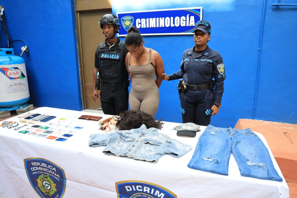 Le ocupan cuatro relojes de lujo, una cédula falsa, peluca y otras evidencias.