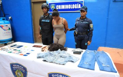 Le ocupan cuatro relojes de lujo, una cédula falsa, peluca y otras evidencias.
