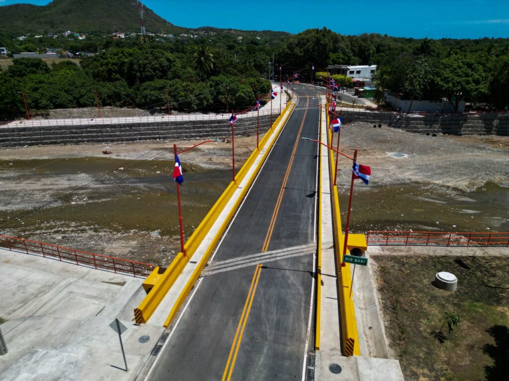 Eduardo Estrella destaca que el puente Los Hierros representa un antes y un después para la conectividad de Peravia, al abrir una nueva vía de acceso para comunidades y facilitar el transporte de personas y productos agrícolas