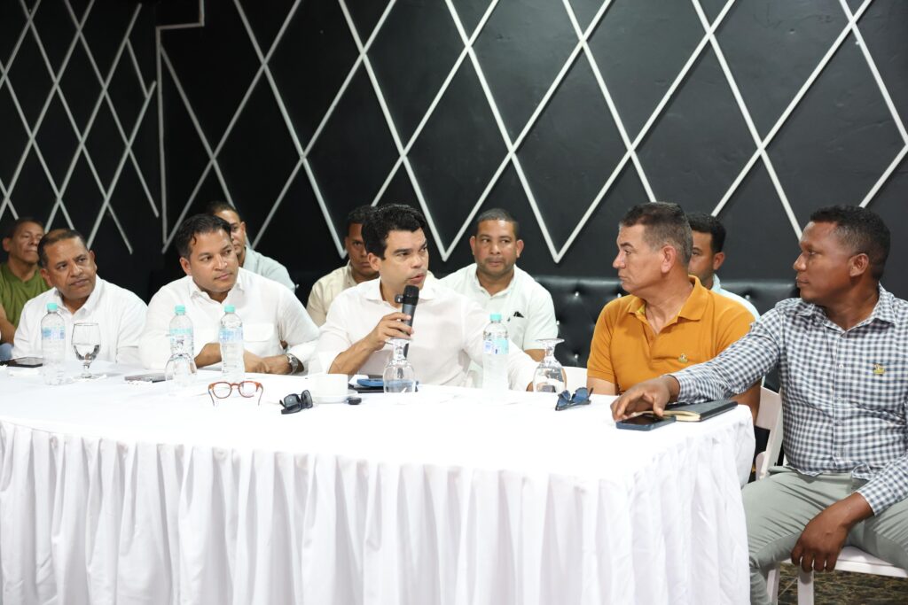 Wellington Arnaud socializa soluciones con comunitarios