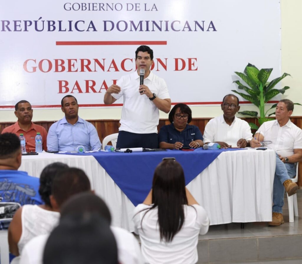 Wellington Arnaud socializa con comunitarios de Barahona