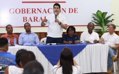 Wellington Arnaud socializa con comunitarios de Barahona