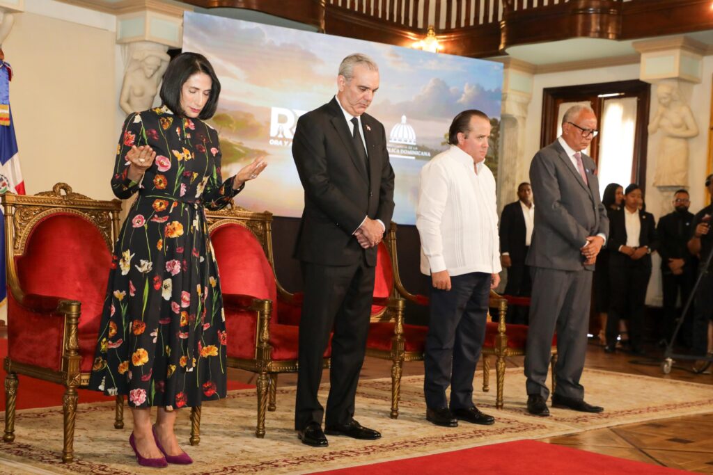 Eleva oraciones por cada familia dominicana, especialmente por quienes enfrentan enfermedades, momentos de angustia y dificultades, y pidió protección ante los desastres naturales y por una República Dominicana en paz