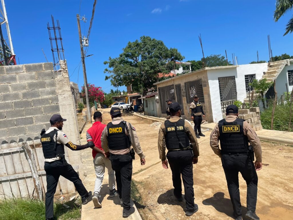 Agentes de la DNCD.