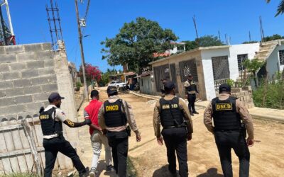 Agentes de la DNCD.