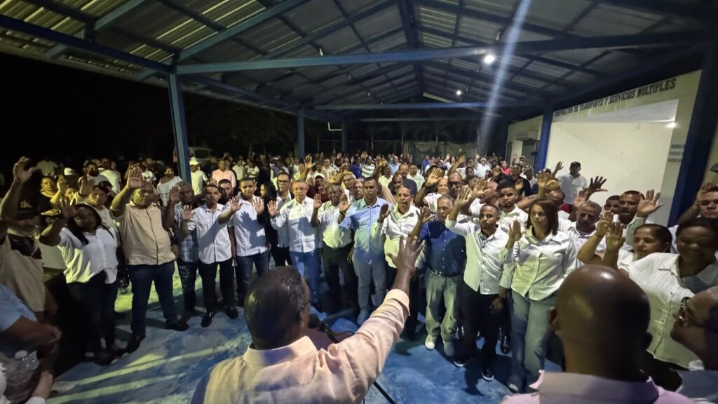 Agustín Burgos junto a dirigentes del PRM.
