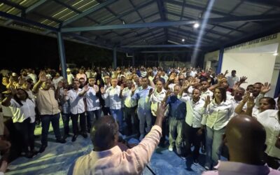 Agustín Burgos junto a dirigentes del PRM.