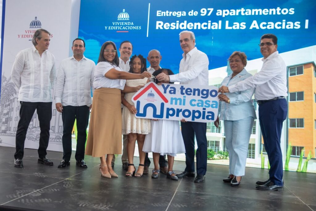 El ministro de Vivienda, Jean Luis Rodríguez, destaca que la entrega de esta primera etapa del Recidencial Las Acacias I forma parte de los esfuerzos del presidente Abinader para reducir el déficit habitacional y facilitar el acceso de las familias dominicanas a viviendas dignas