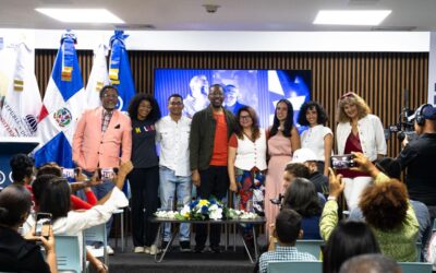 Aquiles Correa, Rria Mercedes, Isaac Mercedes, Johnnie Mercedes, Clara Luz Lorenzo, Laila Taveras, Cindy Galán y Laura Guzmán durante el lanzamiento de La Familia Espejo