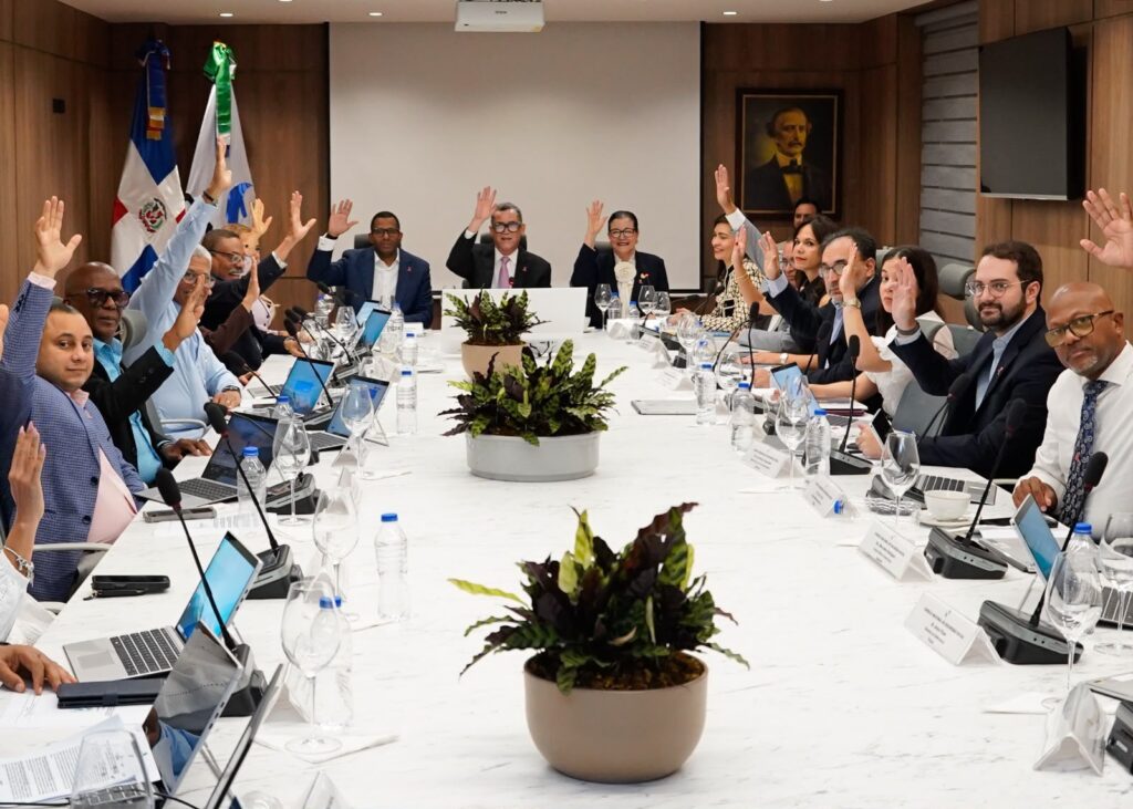 El ministro de Trabajo y presidente del CNSS, Eddy Olivares; el viceministro de Trabajo en Seguridad Social, Ramón Efrén Cuello y la gerente general del CNSS, Aura Celeste Fernández Rodríguez.