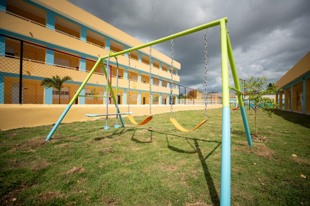 Ambos centros incorporan aulas para el nivel inicial, canchas deportivas, comedor, cocina y otras facilidades para fortalecer la formación de los estudiantes