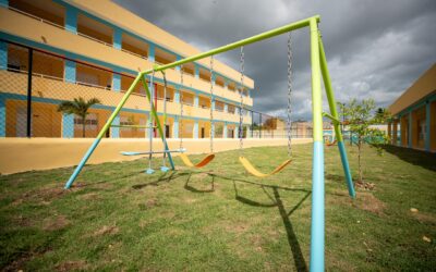 Ambos centros incorporan aulas para el nivel inicial, canchas deportivas, comedor, cocina y otras facilidades para fortalecer la formación de los estudiantes